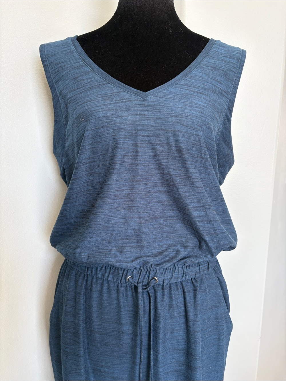 Sleeveless Navy V‑Neck Drawstring Waist Jumpsuit - Picture 3 of 7